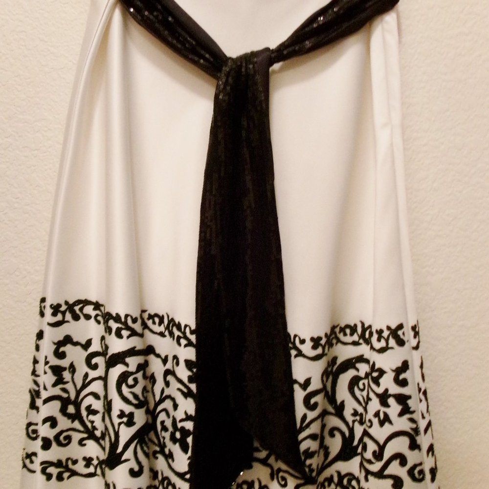 LN, WHITE HOUSE/BLACK MARKET, SIZE 8, DRESSY SKIRT WITH SEQUIN BELT